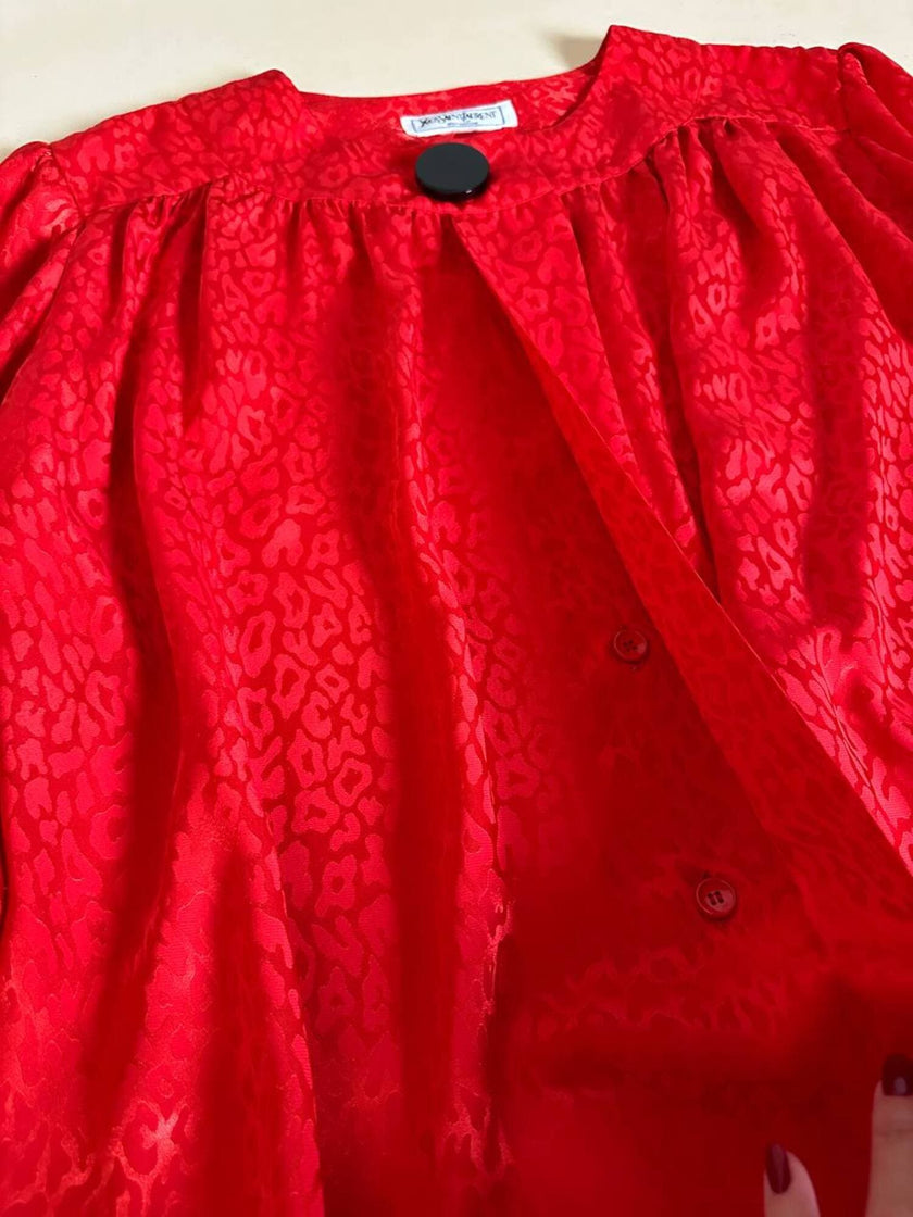 Camicia vintage Yves Saint Laurent in raso jaquard rosso con bottoni neri