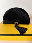 Pochette vintage Guy Laroche forma a ventaglio in raso nero con nappa couture