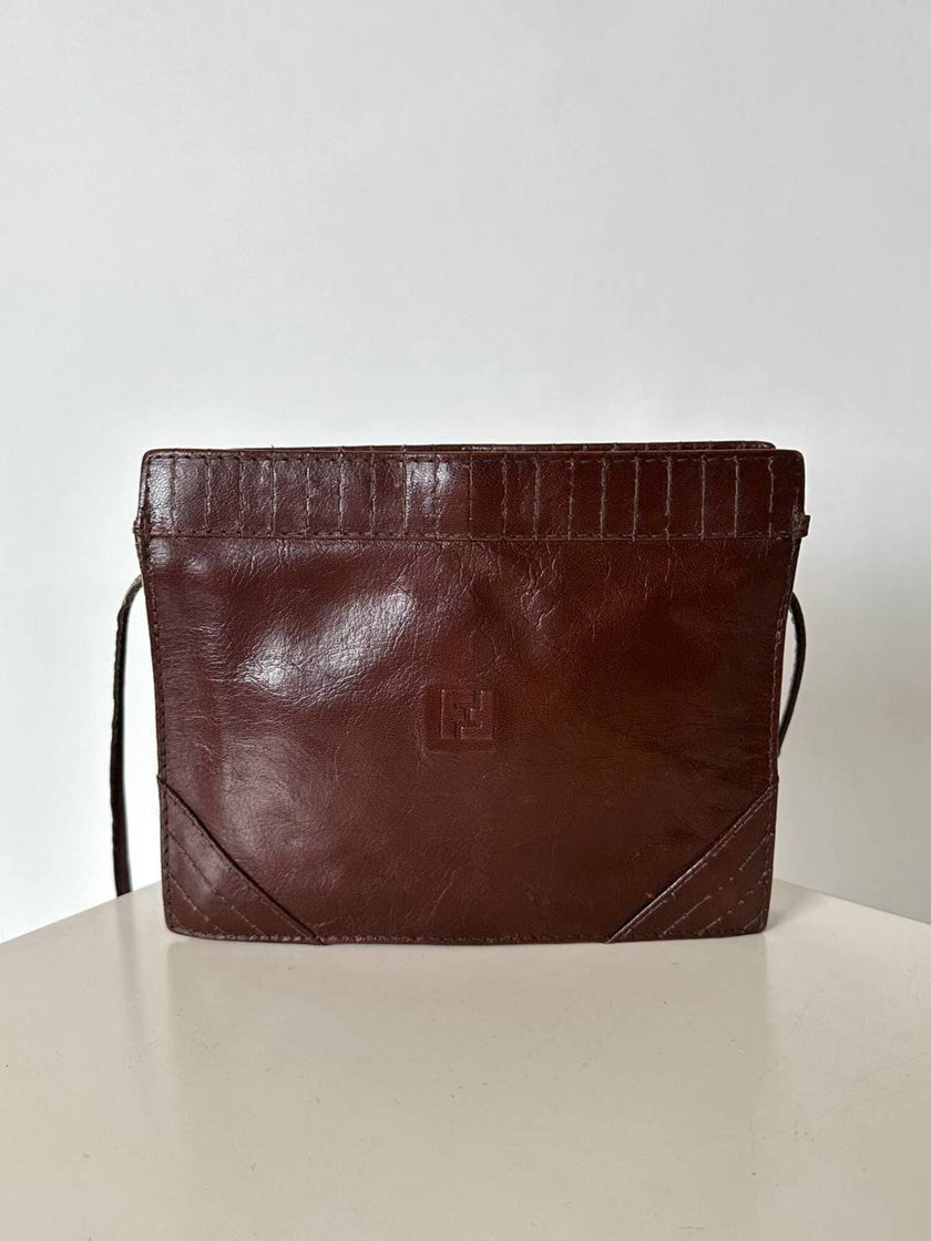 Borsa bandoulière vintage Fendi in pelle marrone mogano con logo a rilievo