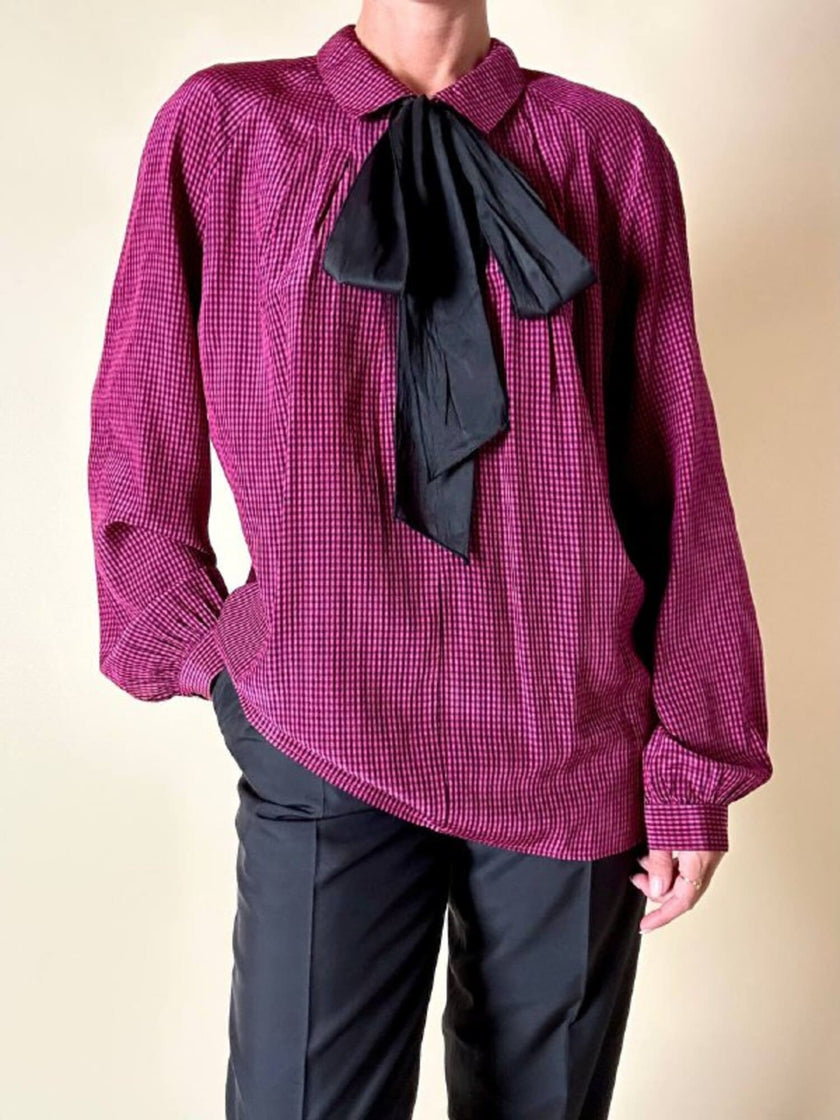 Camicia in seta a quadretti fucsia e neri con con fiocco al collo “Valentino”