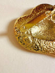 Goldfarbene herzförmige Brosche 