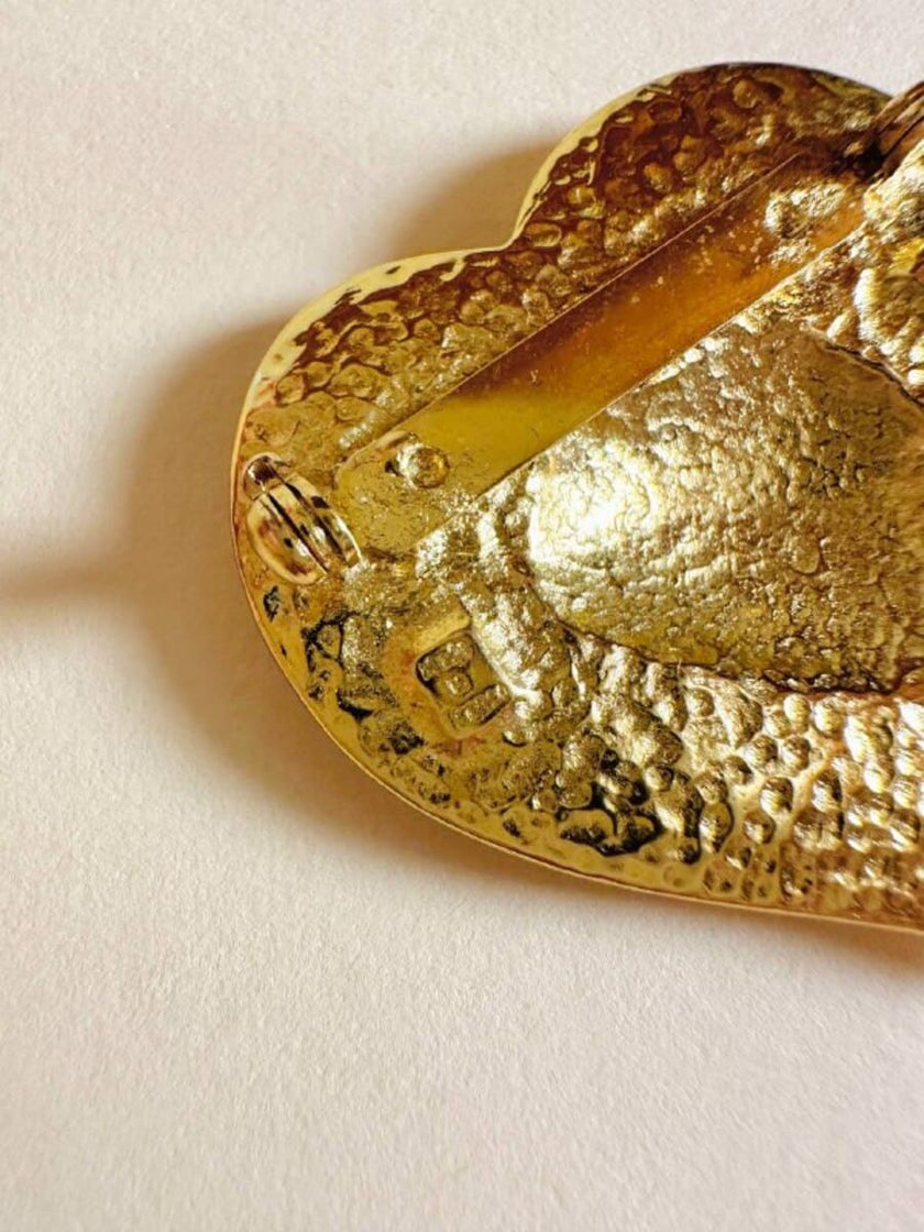 Goldfarbene herzförmige Brosche 