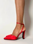 Décolleté vintage Yves Saint Laurent in raso di seta rosso lacca con cinturino alla caviglia