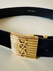 Cintura in camoscio nero con placca logata in metallo oro “Yves Saint Laurent”