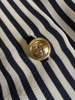 Vintage-Bluse aus weiß-schwarzer gestreifter Seide mit goldenen Knöpfen
