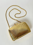 Clutch vintage in metallo dorato con motivo cannelé e chiusura serpenti De Leville