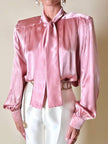 Camicia con fiocco al collo in raso di seta rosa 