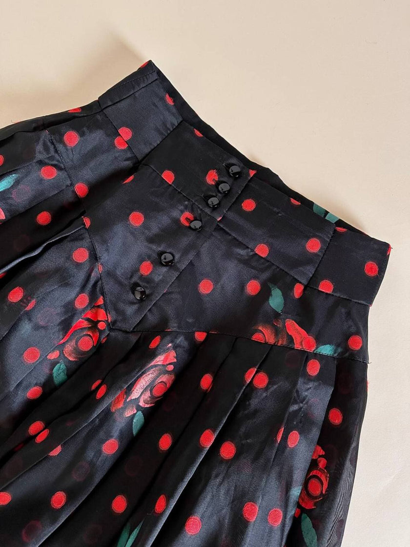 Gonna a ruota in organza jacquard nera a pois rossi con rose rosse dipinte