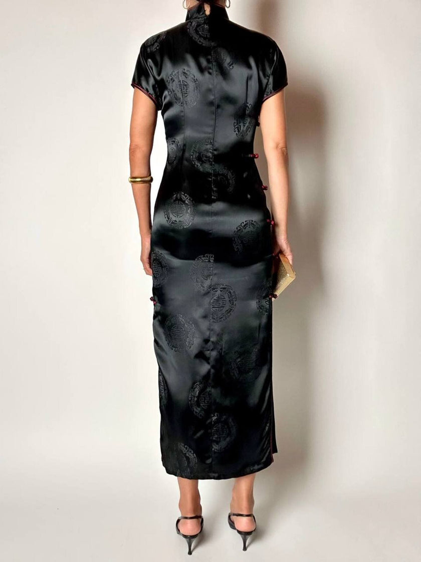 Qipao vintage in raso jacquard nero con profili e alamari neri e rossi