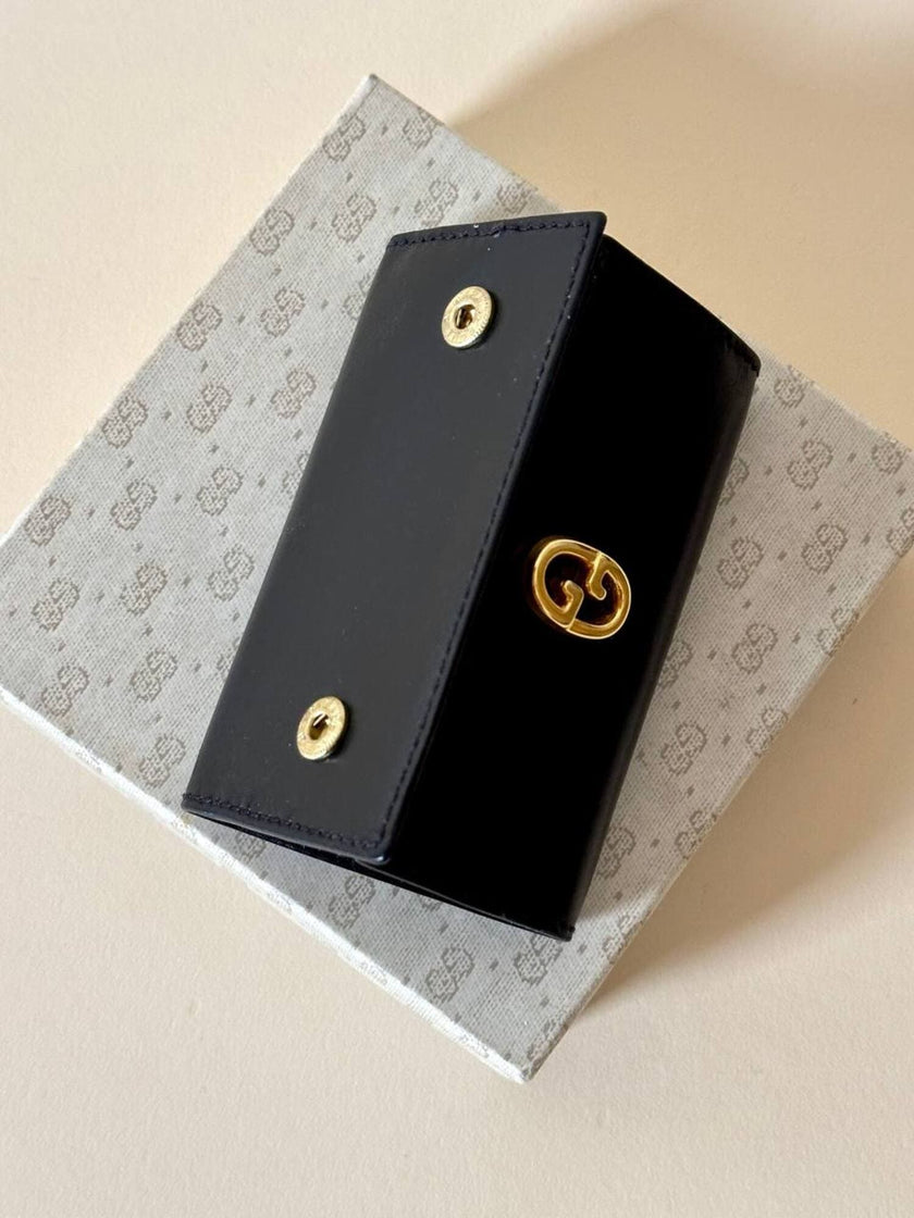 Portachiavi trifold Gucci in pelle nera con logo in metallo oro e scatola originale