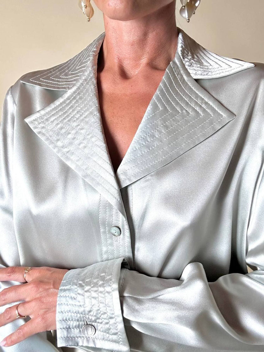 Camicia in raso di seta grigio perla con gemelli in madreperla “Valentino Garavani”