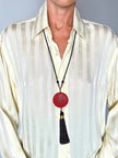 Collana vintage in stile orientale con ciondolo rotondo in cinabro rosso e nappa couture