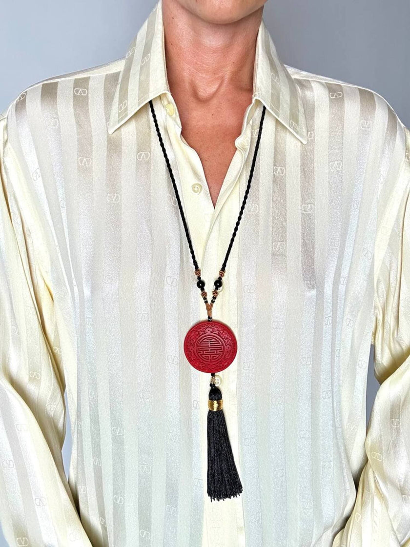Collana vintage in stile orientale con ciondolo rotondo in cinabro rosso e nappa couture