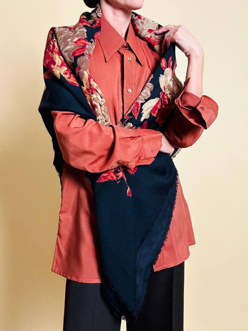 Scialle in lana nera con fiori barocchi