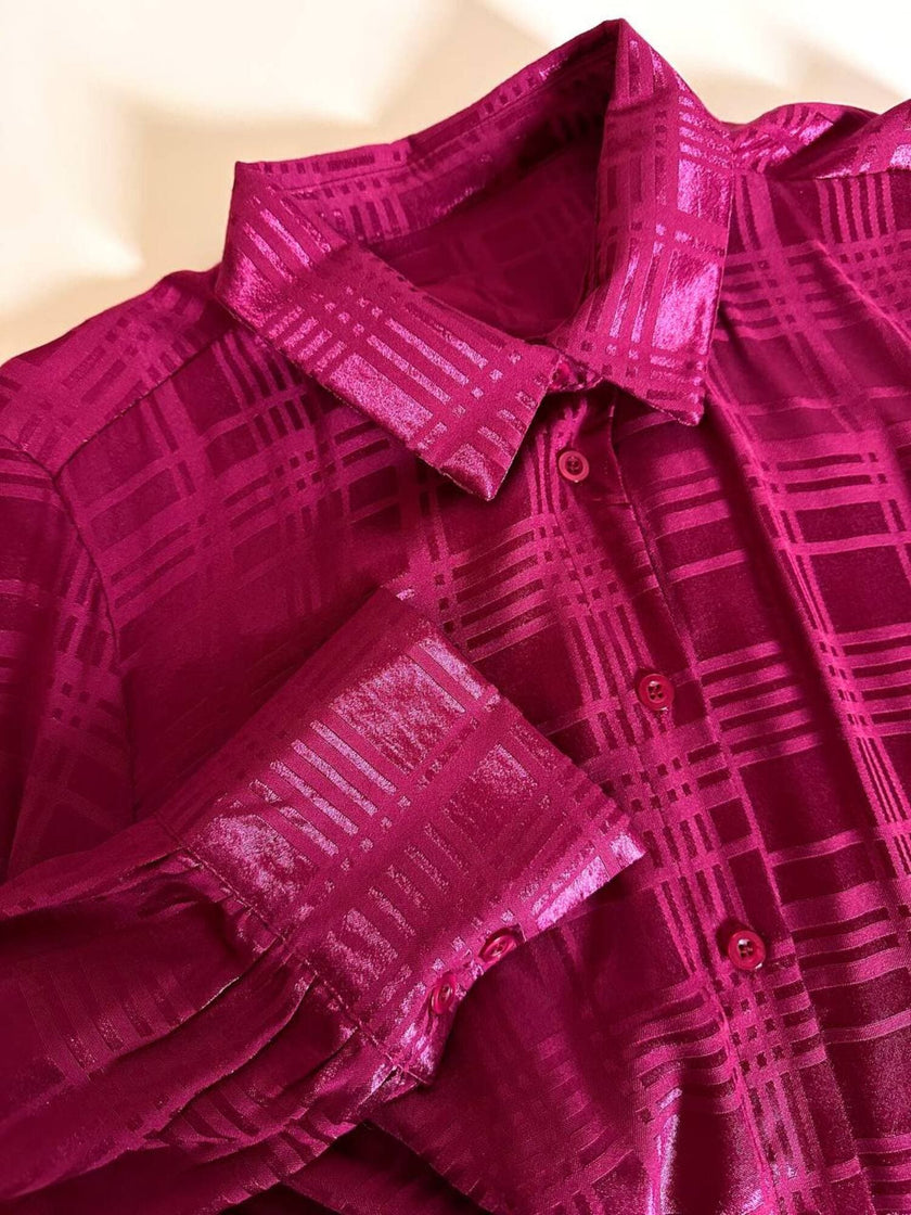 Camicia in raso jacquard a fantasia geometrica color amarena