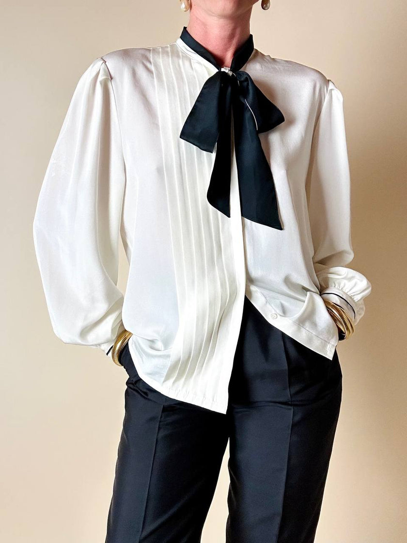 Camicia bianca e nera con dettaglio plissé e fiocco al collo “Lanvin”