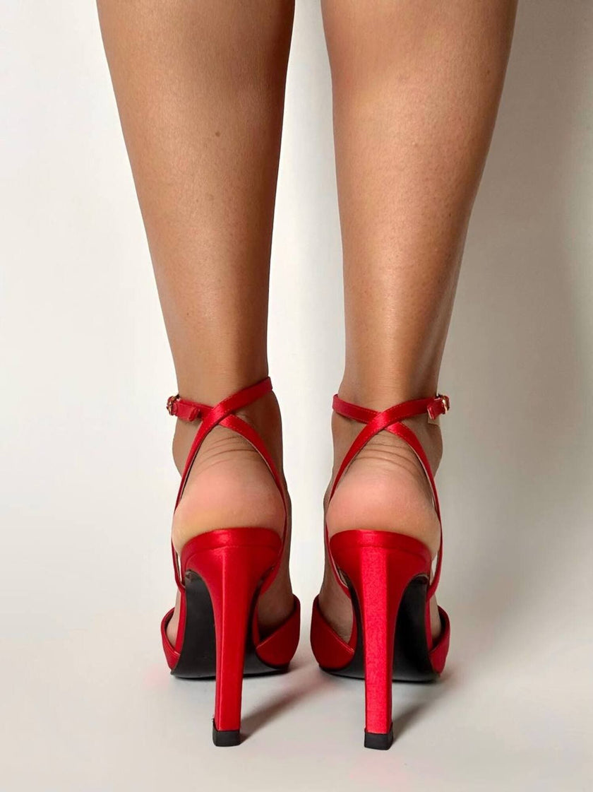 Décolleté vintage Yves Saint Laurent in raso di seta rosso lacca con cinturino alla caviglia