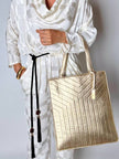 Bolso tote vintage Yves Saint Laurent de piel laminada dorada con diseño matelassé chevron