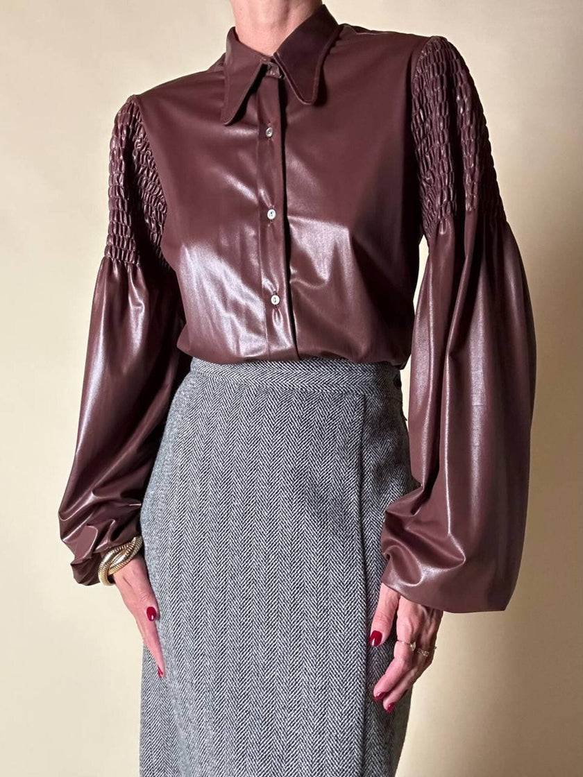Camicia marrone in tessuto spalmato con dettaglio goffrato nelle maniche “Migor”