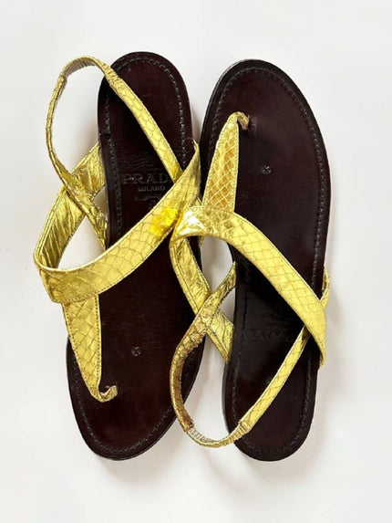 Sandali infradito vintage Prada in serpente oro con suola in cuoio marrone