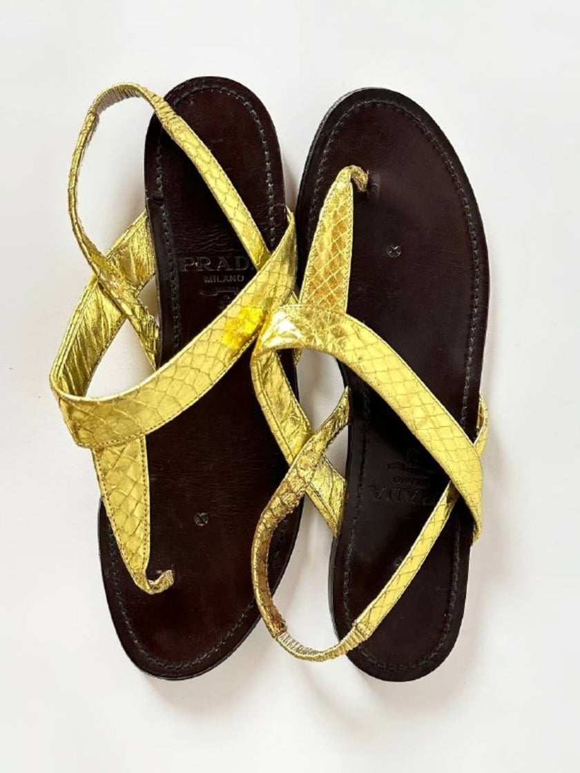 Sandali infradito vintage Prada in serpente oro con suola in cuoio marrone