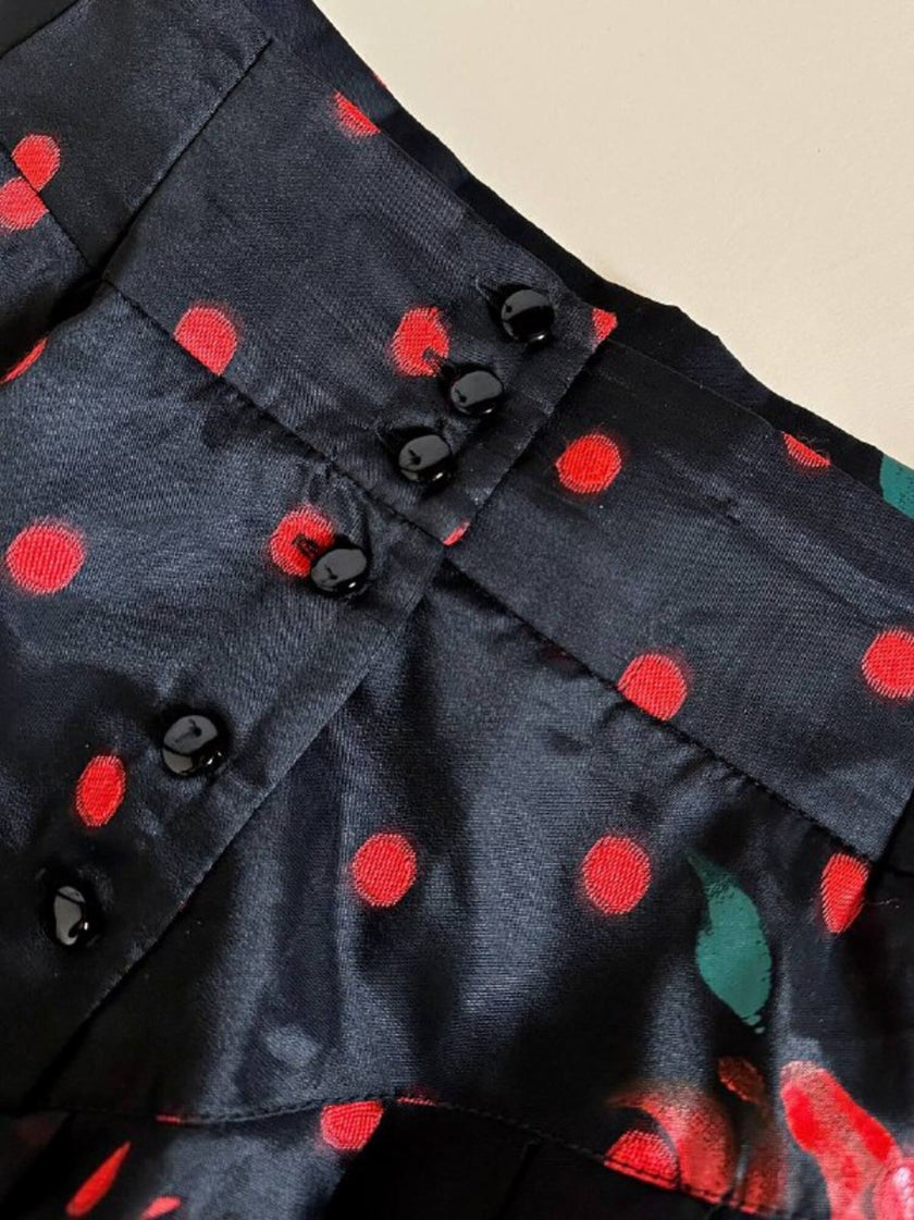 Gonna a ruota in organza jacquard nera a pois rossi con rose rosse dipinte