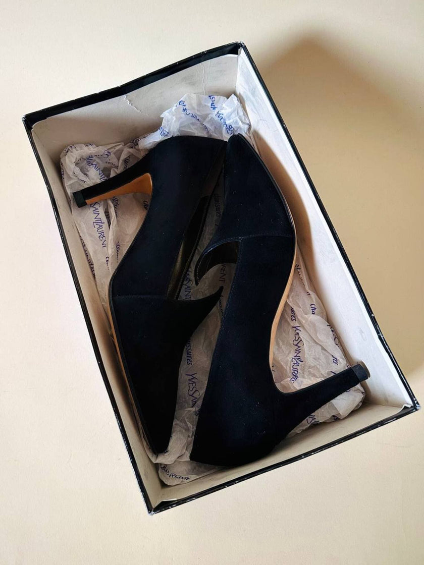 Décolleté in suede nero con taglio a punta “Yves Saint Laurent”
