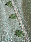 Tailleur sartoriale haute couture in tweed verde acqua marina con maxi bottoni gioiello