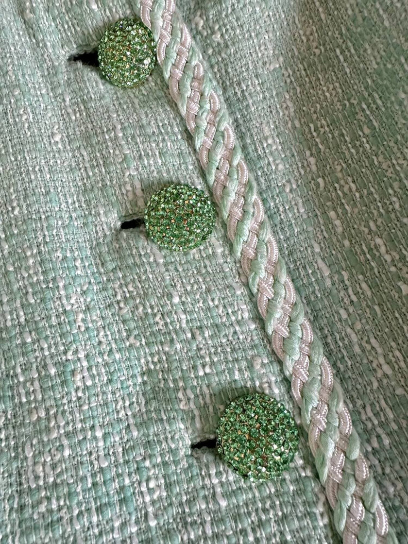 Tailleur sartoriale haute couture in tweed verde acqua marina con maxi bottoni gioiello