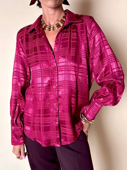 Camicia in raso jacquard a fantasia geometrica color amarena