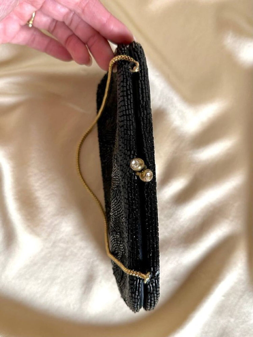 Borsetta in raso di seta nero ricamata con perline in tinta