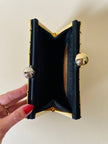 Clutch gioiello in seta nera con armatura di perline dorate “Rodo”