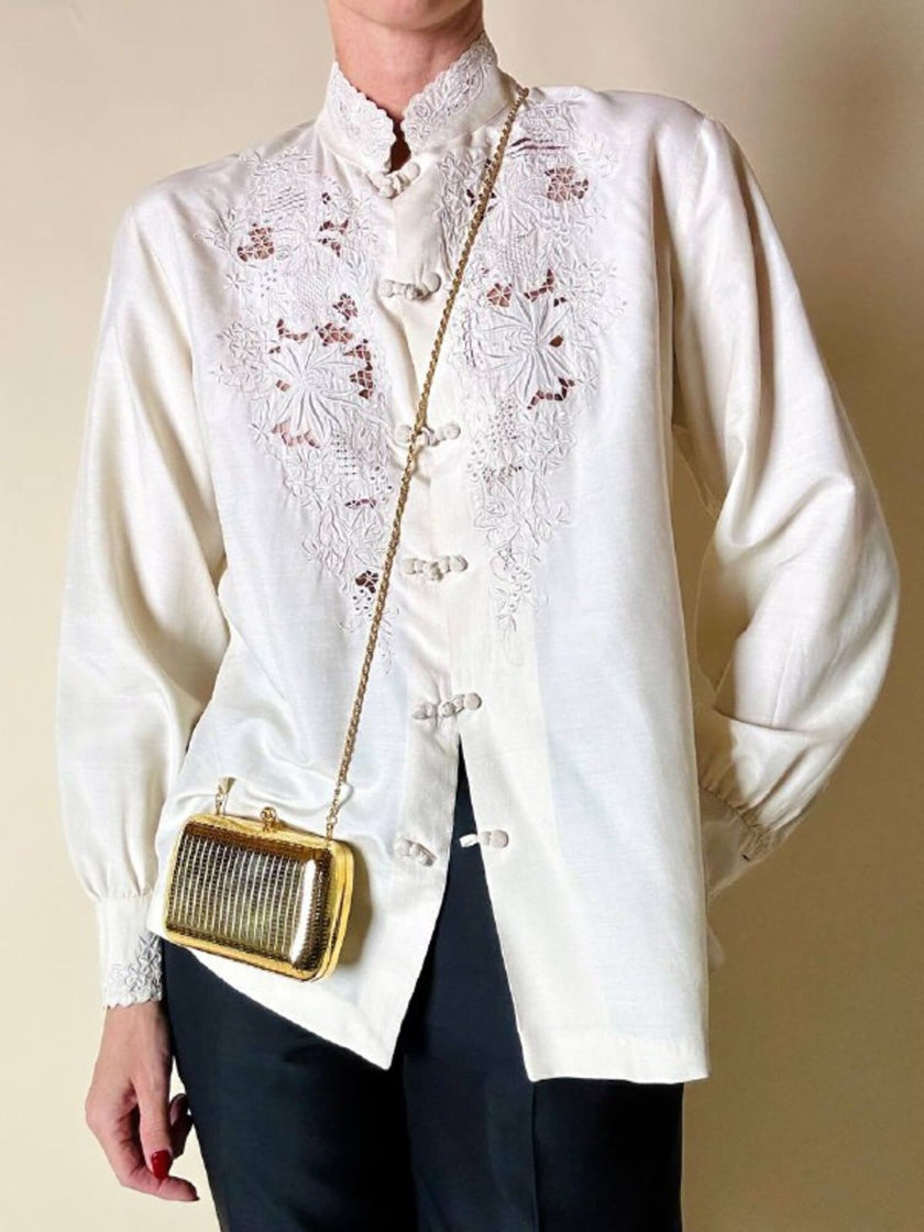 Chemise en soie ivoire brodée à la main avec de précieux brandebourgs