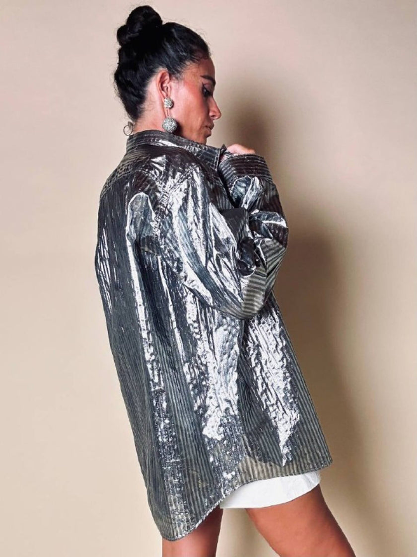 Camicia oversize in lamé argento lavorata a righe