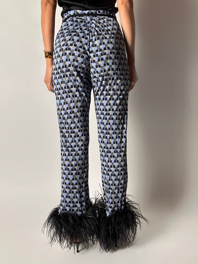 Pantaloni Prada P/E 2017 con stampa geometrica e piume di struzzo nere