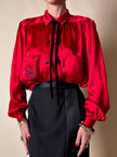 Camicia rossa in raso di seta con ricamo e bottoni gioiello “Valentino Garavani”