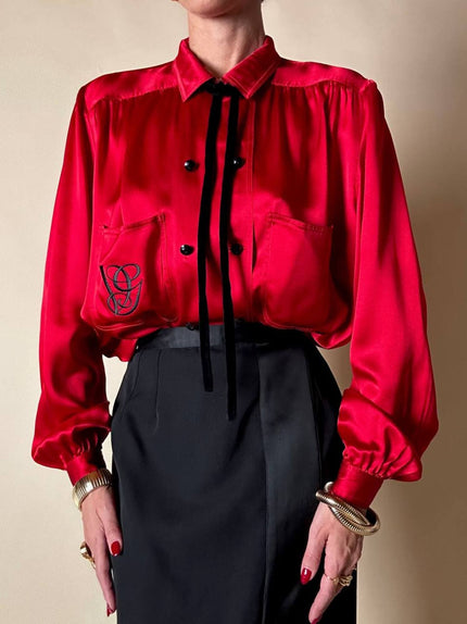 Camicia rossa in raso di seta con ricamo e bottoni gioiello “Valentino Garavani”