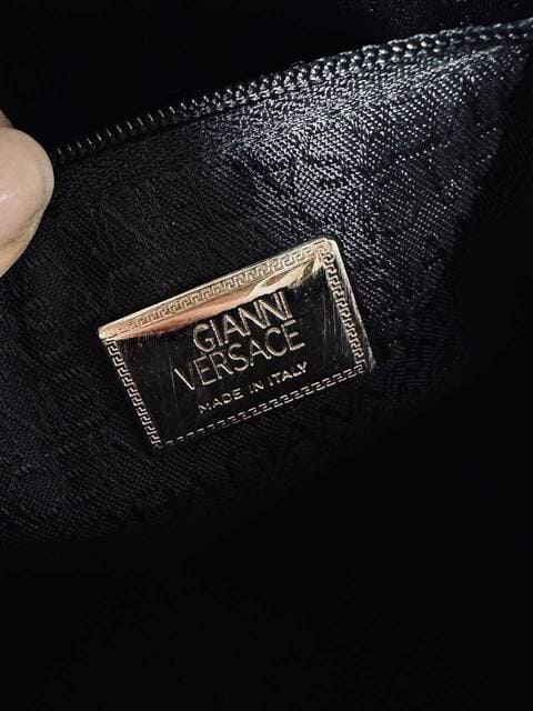 Vintage Versace Tasche aus schwarzem Leder mit Krokodilprägung