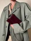Pochette in pelle spazzolata bordeaux con tracolla in catena