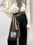 Sciarpa vintage Yves Saint Laurent in lamé di seta oro con frange e logo YSL ricamato
