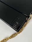 Borsa vintage Fendi in lucite nera con logo inciso e tracolla a catena dorata