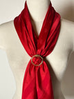 Foulard vintage in seta jacquard rosso con motivi ornamentali