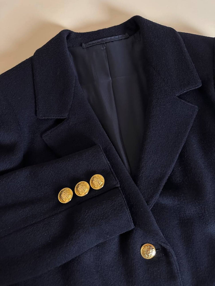 Blazer in lana e cachemire blu notte con bottoni gioiello dorati con testa di medusa