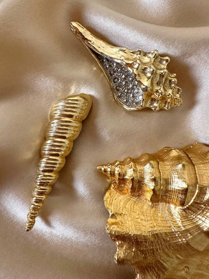 Spilla dorata con strass a forma di conchiglia Bolinus