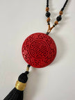 Collana vintage in stile orientale con ciondolo rotondo in cinabro rosso e nappa couture