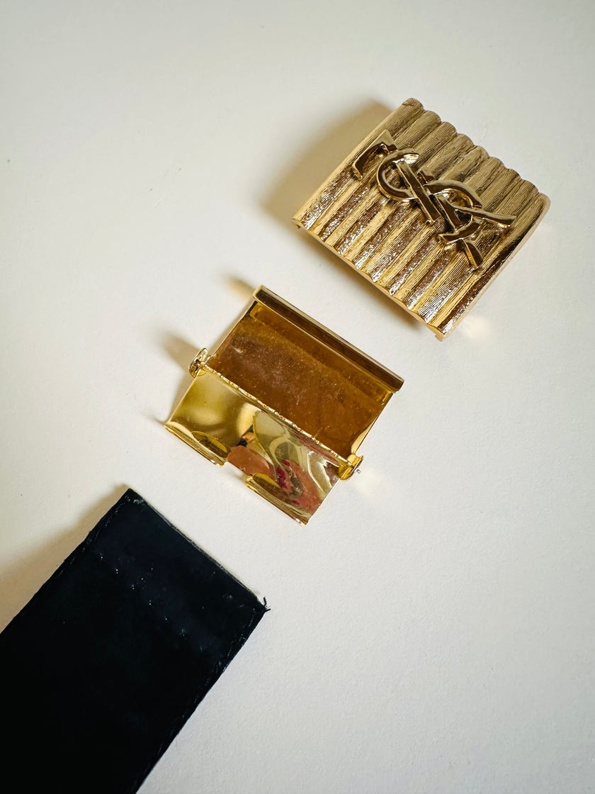 Cintura vintage Yves Saint Laurent in camoscio nero con maxi fibbia oro logata YSL