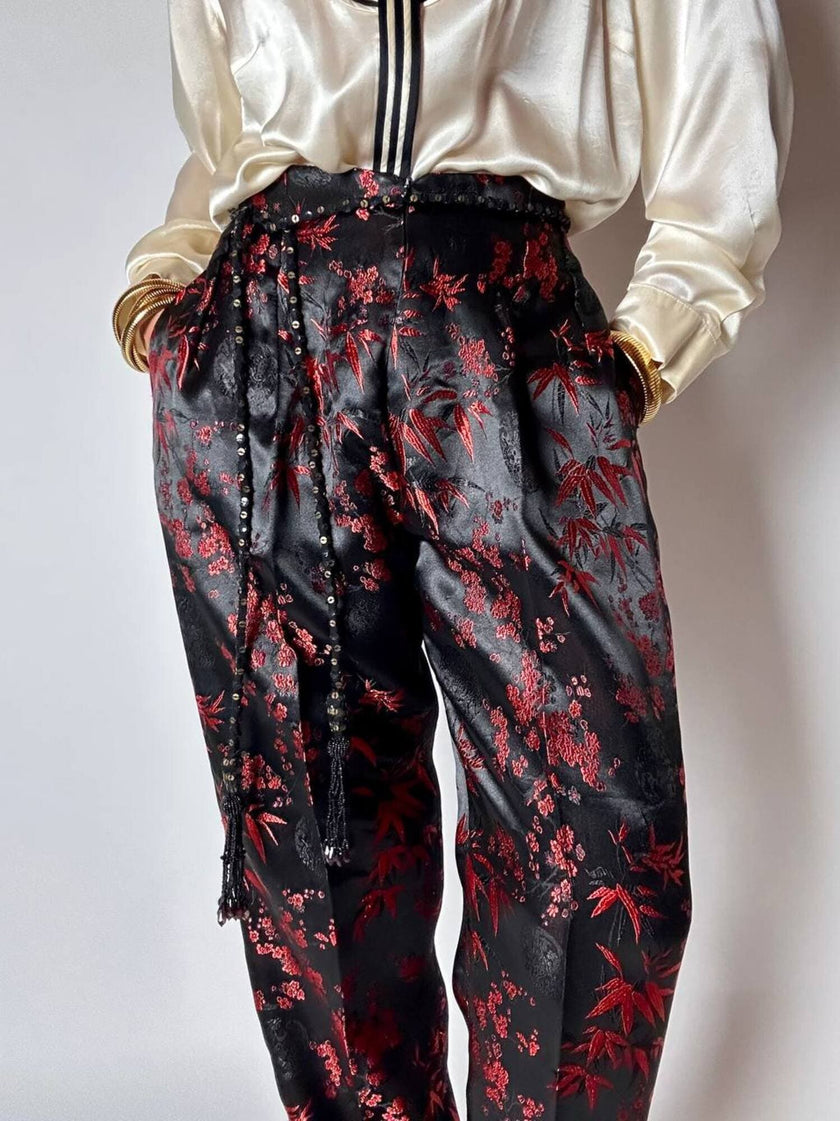 Pantalone vintage a vita alta in raso jacquard nero e rosso fantasia bambù e fiori di prugno