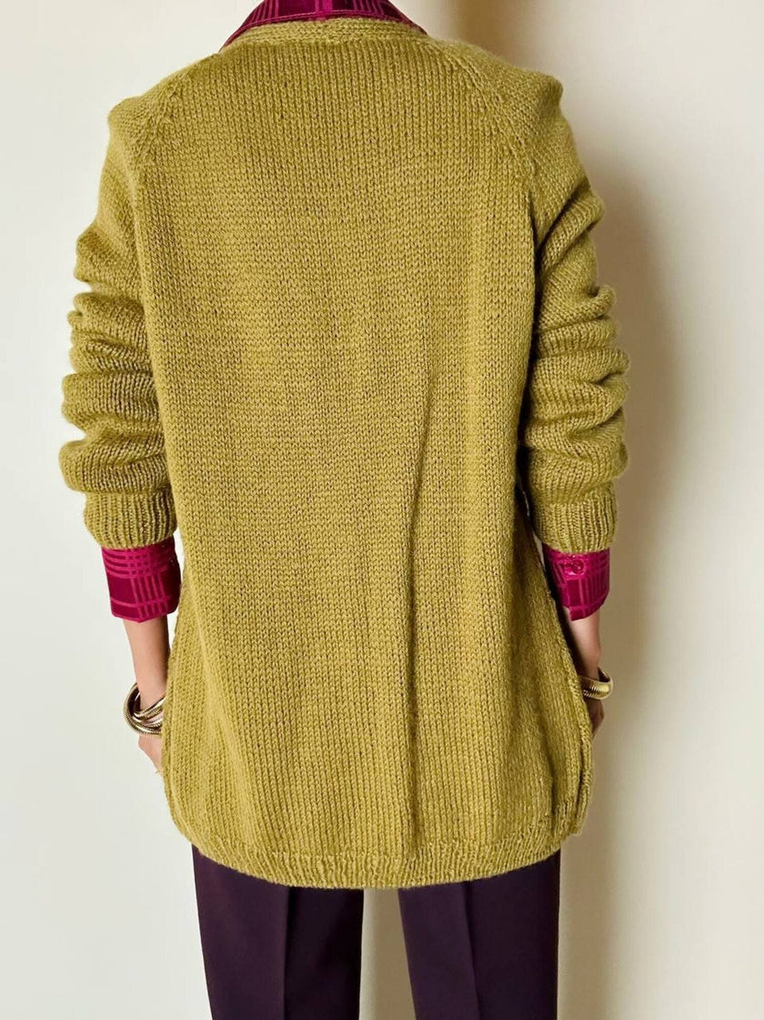 Cardigan lungo fatto a mano in lana verde acido con bottoni quadrati in tinta