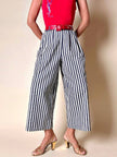Pantalone gaucho a righe verticali bianco e blu con abbottonatura laterale asimmetrica