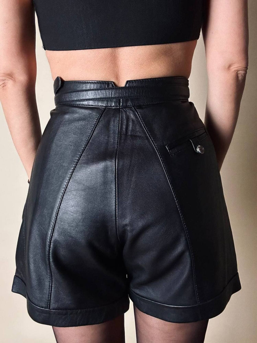 Short vintage in pelle nera modello a vita alta con pince